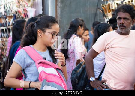 Mumbai, Indien - 22. März 2019: Einheimische beschäftigt in Street Shopping an der Verbindungsstraße, Bandra in Mumbai. Stockfoto
