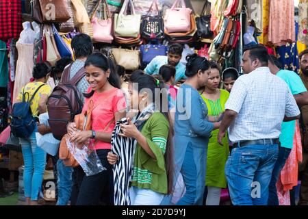 Mumbai, Indien - 22. März 2019: Einheimische beschäftigt in Street Shopping an der Verbindungsstraße, Bandra in Mumbai. Stockfoto