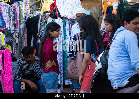 Mumbai, Indien - 22. März 2019: Einheimische beschäftigt in Street Shopping an der Verbindungsstraße, Bandra in Mumbai. Stockfoto