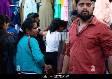 Mumbai, Indien - 22. März 2019: Einheimische beschäftigt in Street Shopping an der Verbindungsstraße, Bandra in Mumbai. Stockfoto