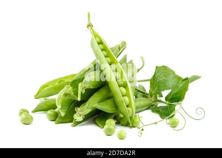 Früchte der grünen Erbsen auf weißem Hintergrund isoliert. Stockfoto