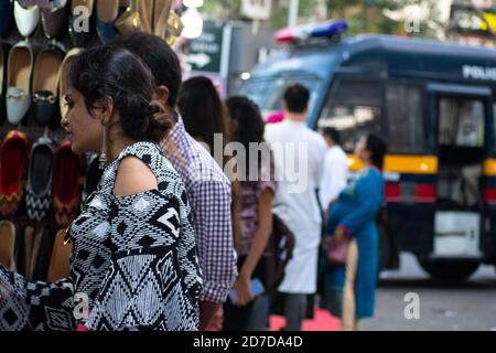 Mumbai, Indien - 22. März 2019: Einheimische beschäftigt in Street Shopping an der Verbindungsstraße, Bandra in Mumbai. Stockfoto