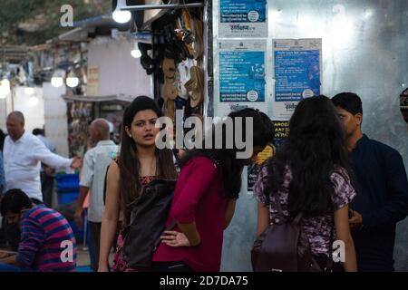 Mumbai, Indien - 22. März 2019: Einheimische beschäftigt in Street Shopping an der Verbindungsstraße, Bandra in Mumbai. Stockfoto