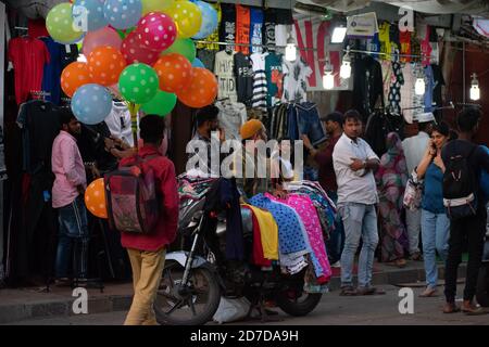 Mumbai, Indien - 22. März 2019: Einheimische beschäftigt in Street Shopping an der Verbindungsstraße, Bandra in Mumbai. Stockfoto