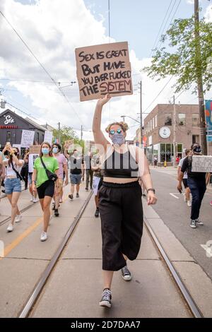 Toronto, Ontario, Kanada. Juni 2020. Ein Protestler mit Gesichtsmaske hält ein Plakat während der Demonstration.der Tod von George Floyd, während in der Haft der Minneapolis-Polizei hat Proteste im ganzen Land ausgelöst, sowie Demonstrationen der Solidarität auf der ganzen Welt. Quelle: Shawn Goldberg/SOPA Images/ZUMA Wire/Alamy Live News Stockfoto