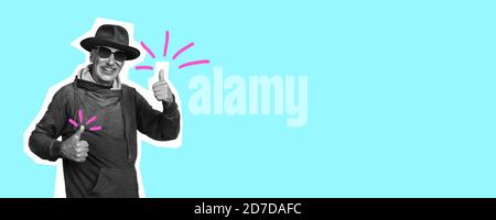 Älterer Mann mit schönem Schild. Collage im Magazinstil mit hellblauem Hintergrund. Flyer mit trendigen Farben auf dem Hintergrund, Copyspace für Anzeige. Rabatt, Verkaufssaison, Mode- und Stilkonzept. Stockfoto