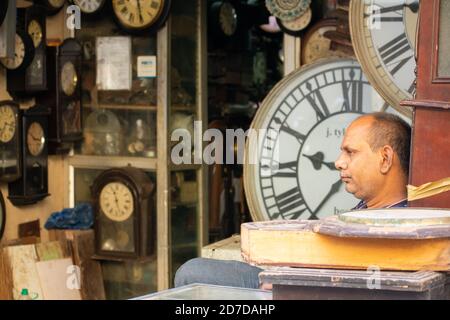 Mumbai, Indien - 23. März 2019: Altes Uhrengeschäft im Chor Bazaar-Viertel in Mumbai. Stockfoto