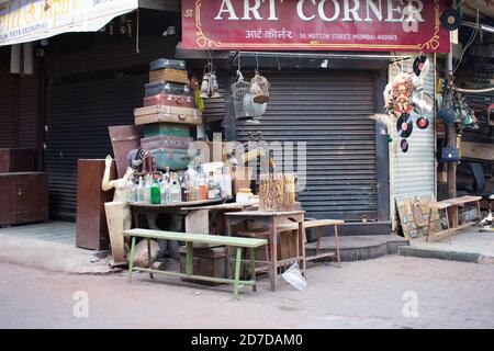 Mumbai, Indien - 23. März 2019: Alte Straßengeschäfte im Chor Bazaar-Viertel in Mumbai. Stockfoto