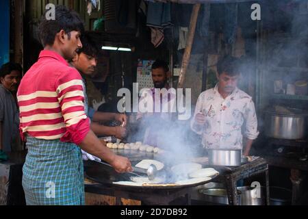 Mumbai, Indien - 23. März 2019: Street side Food corner at Chor Bazaar area in Mumbai. Stockfoto