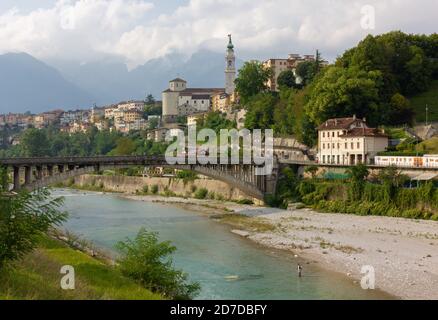 Skyline von Belluno, Italien, mit dem Fluss Piave und der Vittoria Brücke im Vordergrund Stockfoto