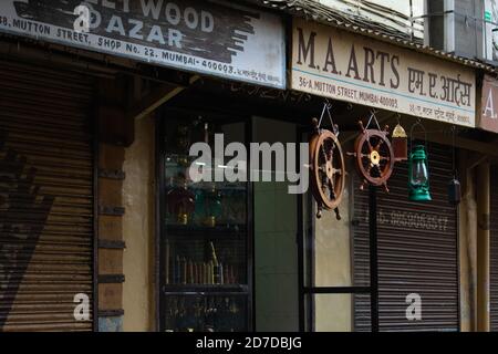 Mumbai, Indien - 23. März 2019: Altes Antiquitätengeschäft im Chor Bazaar Viertel in Mumbai. Stockfoto