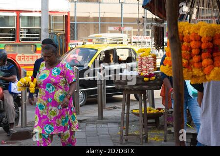 Mumbai, Indien - 24. März 2019: Enge Straßen der Mahim-Gegend in Mumbai. Stockfoto