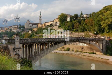 Skyline von Belluno, Italien, mit der Vittoria Brücke über den Fluss Piave im Vordergrund Stockfoto