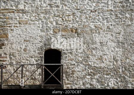 Dunkler Eingang in einem mittelalterlichen Steinturm Stockfoto