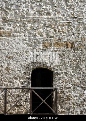 Dunkler Eingang in einem mittelalterlichen Steinturm Stockfoto