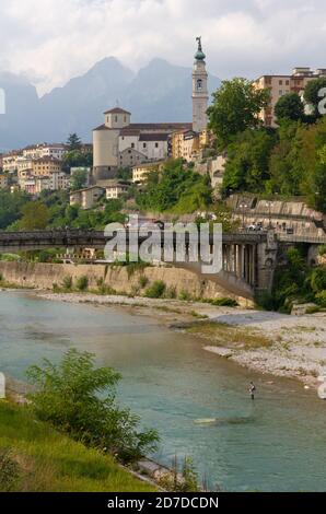 Skyline von Belluno, Italien, mit dem Fluss Piave und der Vittoria Brücke im Vordergrund Stockfoto