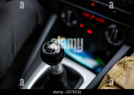 Details mit einem Schaltknauf eines Schaltgetriebes Auto Stockfoto