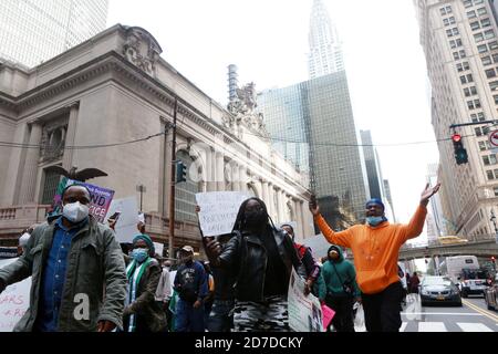 NEW YORK, NY – OKTOBER 21: Nigerianische Amerikaner und New Yorker besuchen den "March for Nigerian Lives" in Solidarität mit Protesten gegen Polizeibrutalität und Korruption in der Stadt Lagos in Nigeria, Afrika, wo friedliche Proteste zu Tötungen mehrerer Demonstranten durch die Polizei in der Stadt Lagos geführt haben. Der friedliche "March for Nigerian Lives" durchzog die Stadt an Sammelpunkten, die am nigerianischen Konsulat, dem New York Times Building, Times Square und schließlich vor dem US-Justizbüro in Brooklyn, New York, am 21. Oktober 2020 begannen. Quelle: Mpi43/MediaPunch Stockfoto