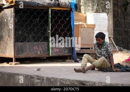 Mumbai, Indien - 24. März 2019: Armer Mann sitzt im abseits von Mahim. Stockfoto