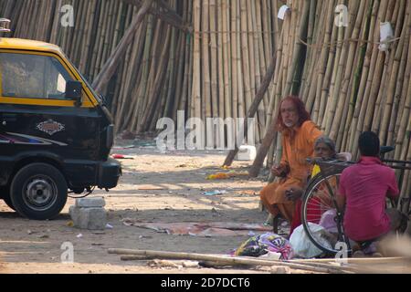 Mumbai, Indien - 24. März 2019: Altes Paar sitzt im Freien bei Mahim. Stockfoto