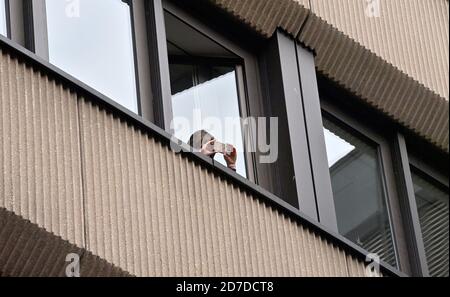 München, Deutschland. Oktober 2020. Eine Mitarbeiterin des Ministeriums für Gesundheit und Umwelt fotografiert die Aussage der bayerischen Ministerpräsidentin im Innenhof mit ihrem Smartphone. Kredit: Peter Kneffel/dpa/Alamy Live Nachrichten Stockfoto