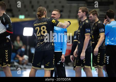 Aalborg, Dänemark. Oktober 2020. Pavel Horak (28) und Torwart Dario Quenstedt vom THW Kiel beim EHF Champions League-Spiel zwischen Aalborg Handball und THW Kiel in der Jutlander Bank Arena in Aalborg. (Foto Kredit: Gonzales Foto/Alamy Live News Stockfoto