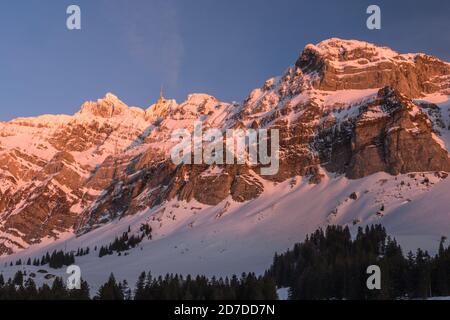 Alpstein-Massiv mit Berg Saentis im Abendlicht, Winterlandschaft, Kanton Appenzell Äußere-Rhodos, Schweiz Stockfoto