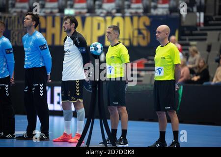 Aalborg, Dänemark. Oktober 2020. Schiedsrichter Stevann Pichon im EHF Champions League Spiel zwischen Aalborg Handball und THW Kiel in der Jutlander Bank Arena in Aalborg. (Foto Kredit: Gonzales Foto/Alamy Live News Stockfoto