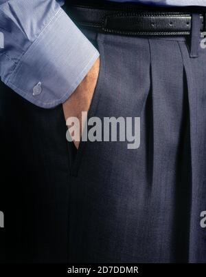 Herrenanzug-Detail. Mann, der die Hand in der Tasche hält Stockfoto