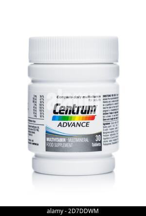 LONDON, Großbritannien - 14. OKTOBER 2020: Container von Centrum Advance Multivitamin Pillen auf weißem Hintergrund. Stockfoto