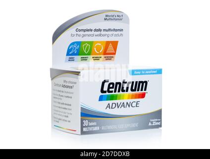 LONDON, Großbritannien - 14. OKTOBER 2020: Box mit Centrum Advance Multivitamin Pillen auf weiß. Stockfoto