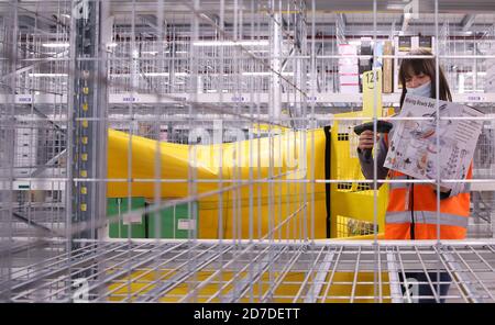 Osterweddingen, Deutschland. September 2020. Mitarbeiter lagern Regale im neuen Amazon Logistikzentrum. Quelle: Ronny Hartmann/dpa-Zentralbild/ZB/dpa/Alamy Live News Stockfoto