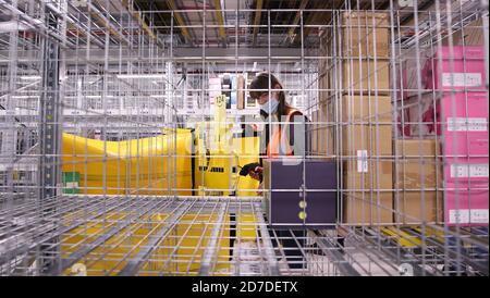 Osterweddingen, Deutschland. September 2020. Mitarbeiter lagern Regale im neuen Amazon Logistikzentrum. Quelle: Ronny Hartmann/dpa-Zentralbild/ZB/dpa/Alamy Live News Stockfoto