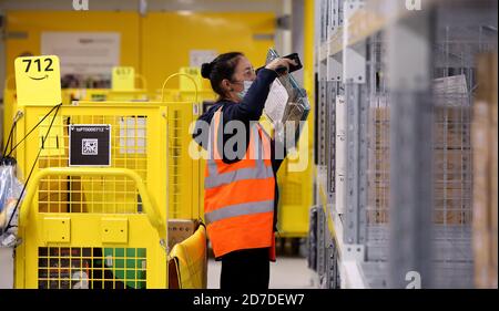 Osterweddingen, Deutschland. September 2020. Mitarbeiter lagern Regale im neuen Amazon Logistikzentrum. Quelle: Ronny Hartmann/dpa-Zentralbild/ZB/dpa/Alamy Live News Stockfoto