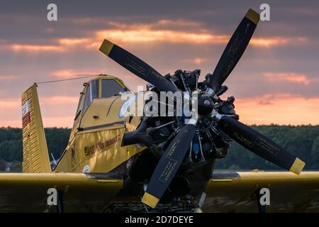 Polnische klassische Flugzeug PZL M18 Dromader landwirtschaftliche Version auf Radawiec Flugplatz in der Abenddämmerung Stockfoto