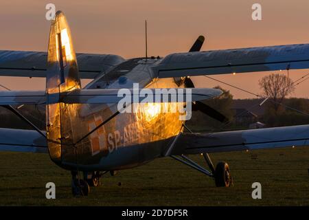 Sowjetisches Flugzeug Antonov an-2 auf dem Flugplatz in der Abenddämmerung Stockfoto