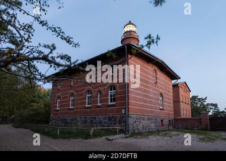 Prerow, Deutschland. Oktober 2020. Der Leuchtturm am Darßer Ort im Nationalpark Vorpommersche Boddenlandschaft. Auf dem Gelände befindet sich das Natureum, eine Zweigstelle des Deutschen Ozeanographischen Museums Stralsund. Quelle: Stephan Schulz/dpa-Zentralbild/ZB/dpa/Alamy Live News Stockfoto