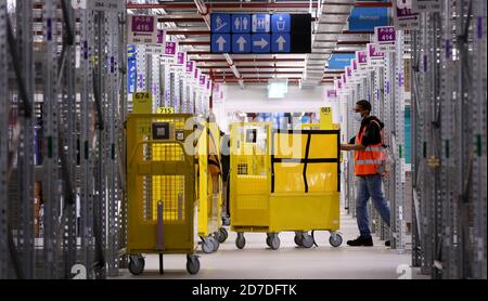 Osterweddingen, Deutschland. September 2020. Mitarbeiter lagern Regale im neuen Amazon Logistikzentrum. Quelle: Ronny Hartmann/dpa-Zentralbild/ZB/dpa/Alamy Live News Stockfoto