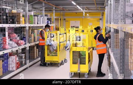 Osterweddingen, Deutschland. September 2020. Mitarbeiter lagern Regale im neuen Amazon Logistikzentrum. Quelle: Ronny Hartmann/dpa-Zentralbild/ZB/dpa/Alamy Live News Stockfoto