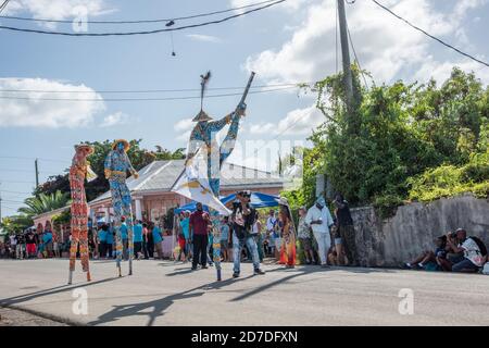 Frederiksted, St. Croix, amerikanische Jungferninseln - Januar 4,2020: Jährliche Parade mit mocko Jumbie-Tänzern und Zuschauern auf St. Croix Stockfoto