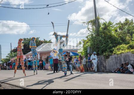 Frederiksted, St. Croix, amerikanische Jungferninseln - Januar 4,2020: Jährliche Parade mit mocko Jumbie-Tänzern und Zuschauern auf St. Croix Stockfoto