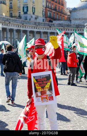 Neapel, KAMPANIEN, ITALIEN. Oktober 2020. 22/10/2020 Neapel, piazza del Plebiscito, einheitliche Veranstaltung, organisiert in über 40 italienischen Plätzen miteinander verbunden entfernt, von den nationalen Gewerkschaften Filcams CGIL, Fisascat Cisl, Uiltrasporti zur Unterstützung der Streit mit über sechshunderttausend Mitarbeitern in den Reinigungsunternehmen, integrierte Dienstleistungen und Multiservices. Quelle: Fabio Sasso/ZUMA Wire/Alamy Live News Stockfoto