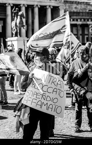 Neapel, KAMPANIEN, ITALIEN. Oktober 2020. 22/10/2020 Neapel, piazza del Plebiscito, einheitliche Veranstaltung, organisiert in über 40 italienischen Plätzen miteinander verbunden entfernt, von den nationalen Gewerkschaften Filcams CGIL, Fisascat Cisl, Uiltrasporti zur Unterstützung der Streit mit über sechshunderttausend Mitarbeitern in den Reinigungsunternehmen, integrierte Dienstleistungen und Multiservices. Quelle: Fabio Sasso/ZUMA Wire/Alamy Live News Stockfoto