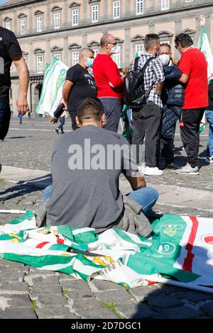 Neapel, KAMPANIEN, ITALIEN. Oktober 2020. 22/10/2020 Neapel, piazza del Plebiscito, einheitliche Veranstaltung, organisiert in über 40 italienischen Plätzen miteinander verbunden entfernt, von den nationalen Gewerkschaften Filcams CGIL, Fisascat Cisl, Uiltrasporti zur Unterstützung der Streit mit über sechshunderttausend Mitarbeitern in den Reinigungsunternehmen, integrierte Dienstleistungen und Multiservices. Quelle: Fabio Sasso/ZUMA Wire/Alamy Live News Stockfoto