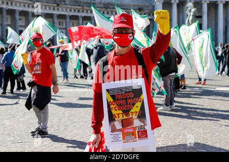 Neapel, KAMPANIEN, ITALIEN. Oktober 2020. 22/10/2020 Neapel, piazza del Plebiscito, einheitliche Veranstaltung, organisiert in über 40 italienischen Plätzen miteinander verbunden entfernt, von den nationalen Gewerkschaften Filcams CGIL, Fisascat Cisl, Uiltrasporti zur Unterstützung der Streit mit über sechshunderttausend Mitarbeitern in den Reinigungsunternehmen, integrierte Dienstleistungen und Multiservices. Quelle: Fabio Sasso/ZUMA Wire/Alamy Live News Stockfoto