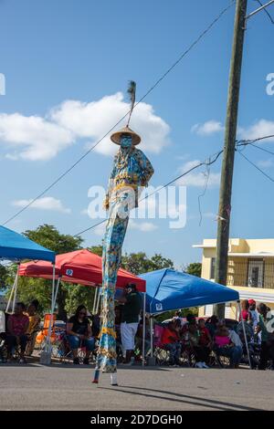 Frederiksted, St. Croix, amerikanische Jungferninseln-Januar 4,2020: Jährliche Parade mit mocko Jumbie Tänzer Stelzenläufer und Zuschauer auf St. Croix Stockfoto