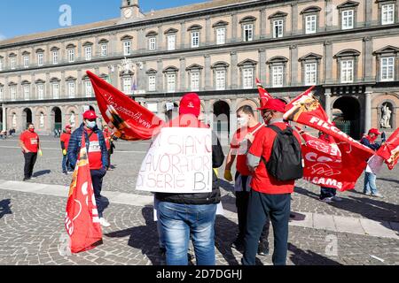 Neapel, KAMPANIEN, ITALIEN. Oktober 2020. 22/10/2020 Neapel, piazza del Plebiscito, einheitliche Veranstaltung, organisiert in über 40 italienischen Plätzen miteinander verbunden entfernt, von den nationalen Gewerkschaften Filcams CGIL, Fisascat Cisl, Uiltrasporti zur Unterstützung der Streit mit über sechshunderttausend Mitarbeitern in den Reinigungsunternehmen, integrierte Dienstleistungen und Multiservices. Quelle: Fabio Sasso/ZUMA Wire/Alamy Live News Stockfoto