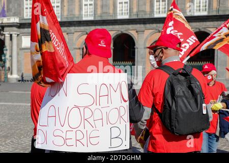 Neapel, KAMPANIEN, ITALIEN. Oktober 2020. 22/10/2020 Neapel, piazza del Plebiscito, einheitliche Veranstaltung, organisiert in über 40 italienischen Plätzen miteinander verbunden entfernt, von den nationalen Gewerkschaften Filcams CGIL, Fisascat Cisl, Uiltrasporti zur Unterstützung der Streit mit über sechshunderttausend Mitarbeitern in den Reinigungsunternehmen, integrierte Dienstleistungen und Multiservices. Quelle: Fabio Sasso/ZUMA Wire/Alamy Live News Stockfoto