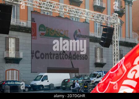 Neapel, KAMPANIEN, ITALIEN. Oktober 2020. 22/10/2020 Neapel, piazza del Plebiscito, einheitliche Veranstaltung, organisiert in über 40 italienischen Plätzen miteinander verbunden entfernt, von den nationalen Gewerkschaften Filcams CGIL, Fisascat Cisl, Uiltrasporti zur Unterstützung der Streit mit über sechshunderttausend Mitarbeitern in den Reinigungsunternehmen, integrierte Dienstleistungen und Multiservices. Quelle: Fabio Sasso/ZUMA Wire/Alamy Live News Stockfoto