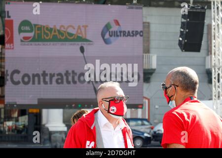 Neapel, KAMPANIEN, ITALIEN. Oktober 2020. 22/10/2020 Neapel, piazza del Plebiscito, einheitliche Veranstaltung, organisiert in über 40 italienischen Plätzen miteinander verbunden entfernt, von den nationalen Gewerkschaften Filcams CGIL, Fisascat Cisl, Uiltrasporti zur Unterstützung der Streit mit über sechshunderttausend Mitarbeitern in den Reinigungsunternehmen, integrierte Dienstleistungen und Multiservices. Quelle: Fabio Sasso/ZUMA Wire/Alamy Live News Stockfoto